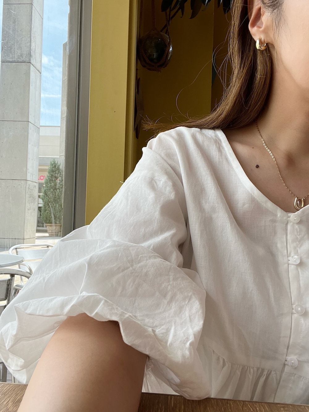「レイヤードスタイル、夏コーデ、チュニックブラウス、白ブラウス、スラックス、初夏コーデ、休日スタイル、PR」｜「OPAQUE.CLIPの前後2way バルーン袖チュニック（チュニック、ホワイト系）」を使った、maiko さん（骨格ウェーブ・レディース・159cm）の夏コーディネートの2枚目の写真