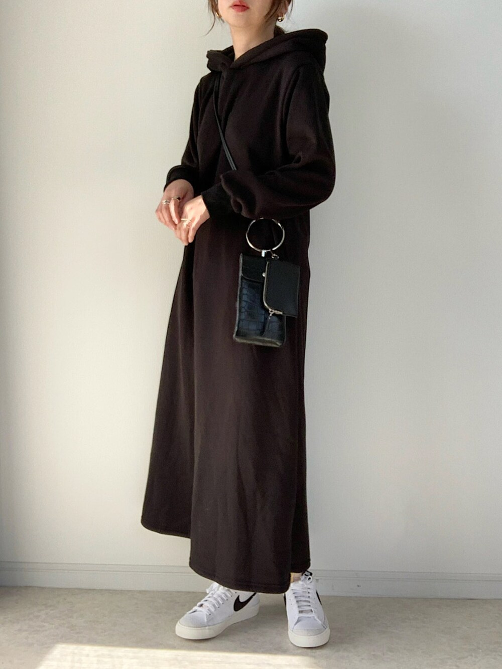 グレー系のその他アウター、ブラック系のワンピース、ブラック系のショルダーバッグを着用したレディースの冬コーディネートの2枚目の写真