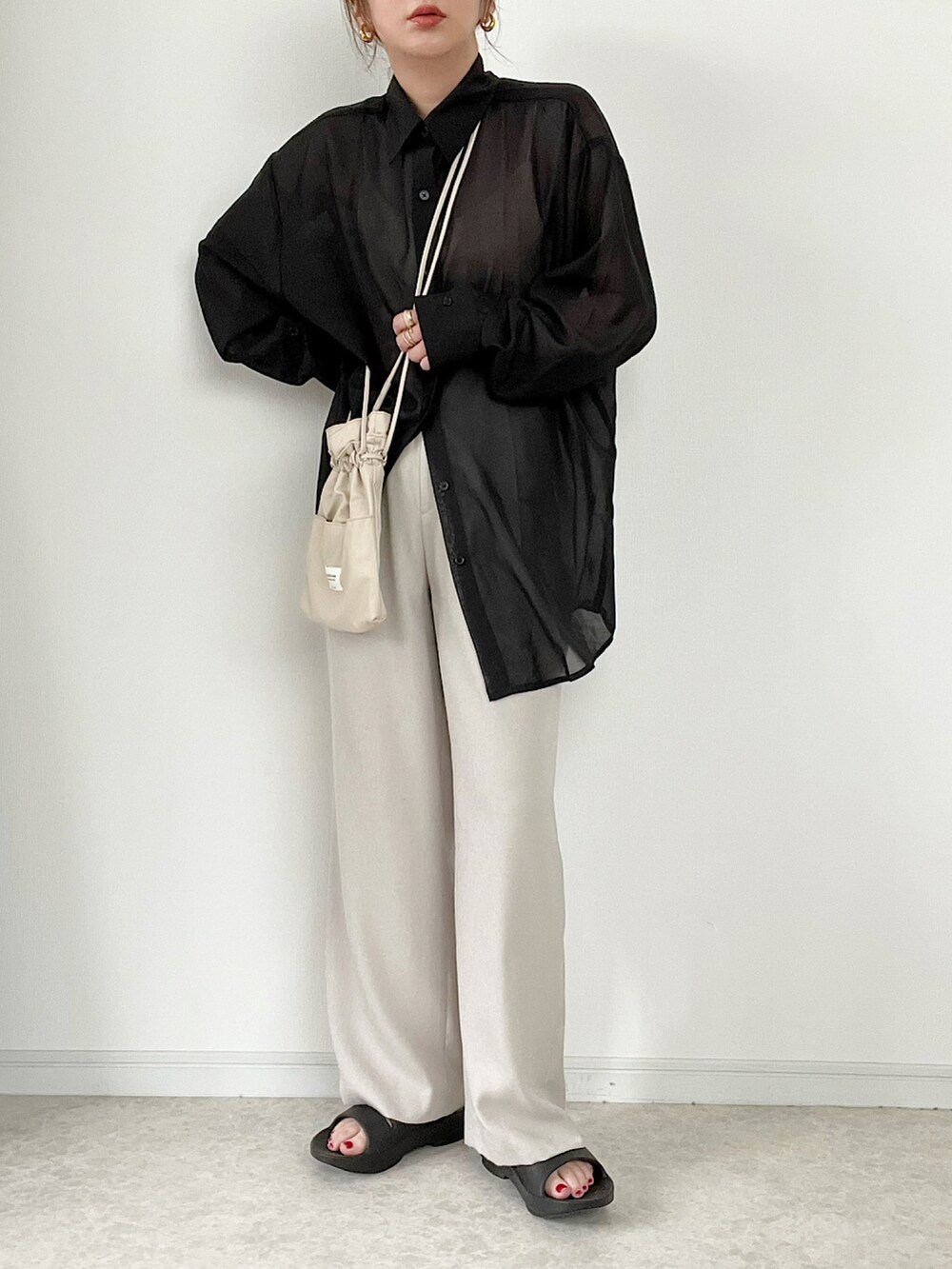 ブラック系のシャツ/ブラウス、ベージュ系のキャミソール、ベージュ系のその他パンツを着用したレディースの春コーディネートの2枚目の写真