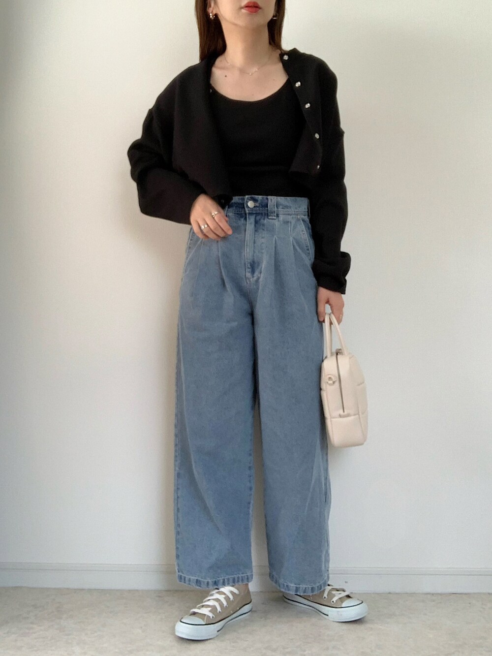 ブラック系のキャミソール、ブラック系のカーディガン/ボレロ、ブラック系のスカートを着用したレディースの春コーディネートの3枚目の写真