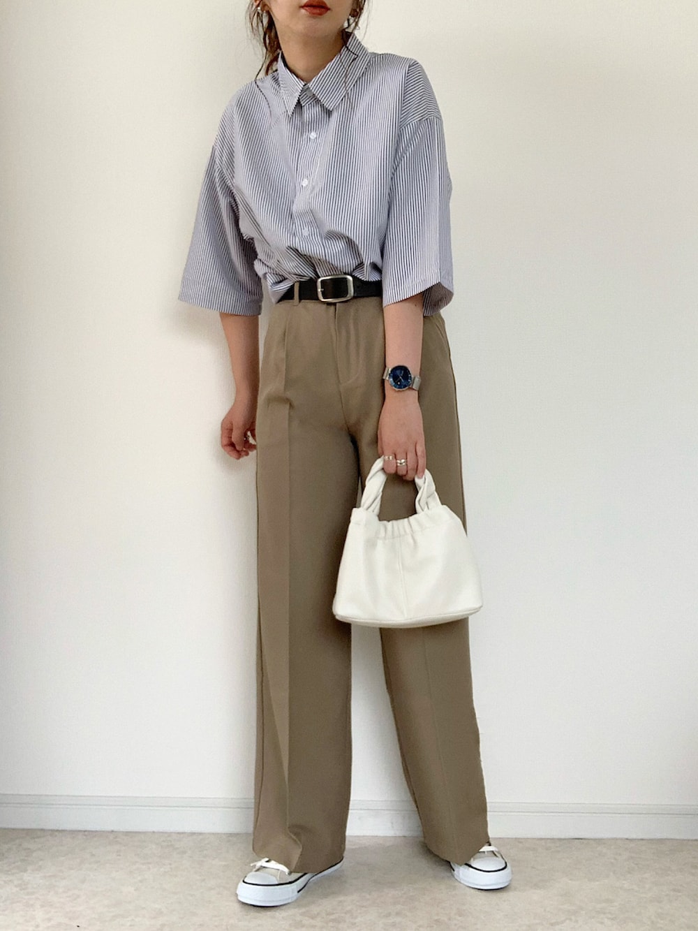 ブルー系のシャツ/ブラウス、ブラック系のワンピース、ブラック系のスニーカーを着用したレディースの夏コーディネートの3枚目の写真