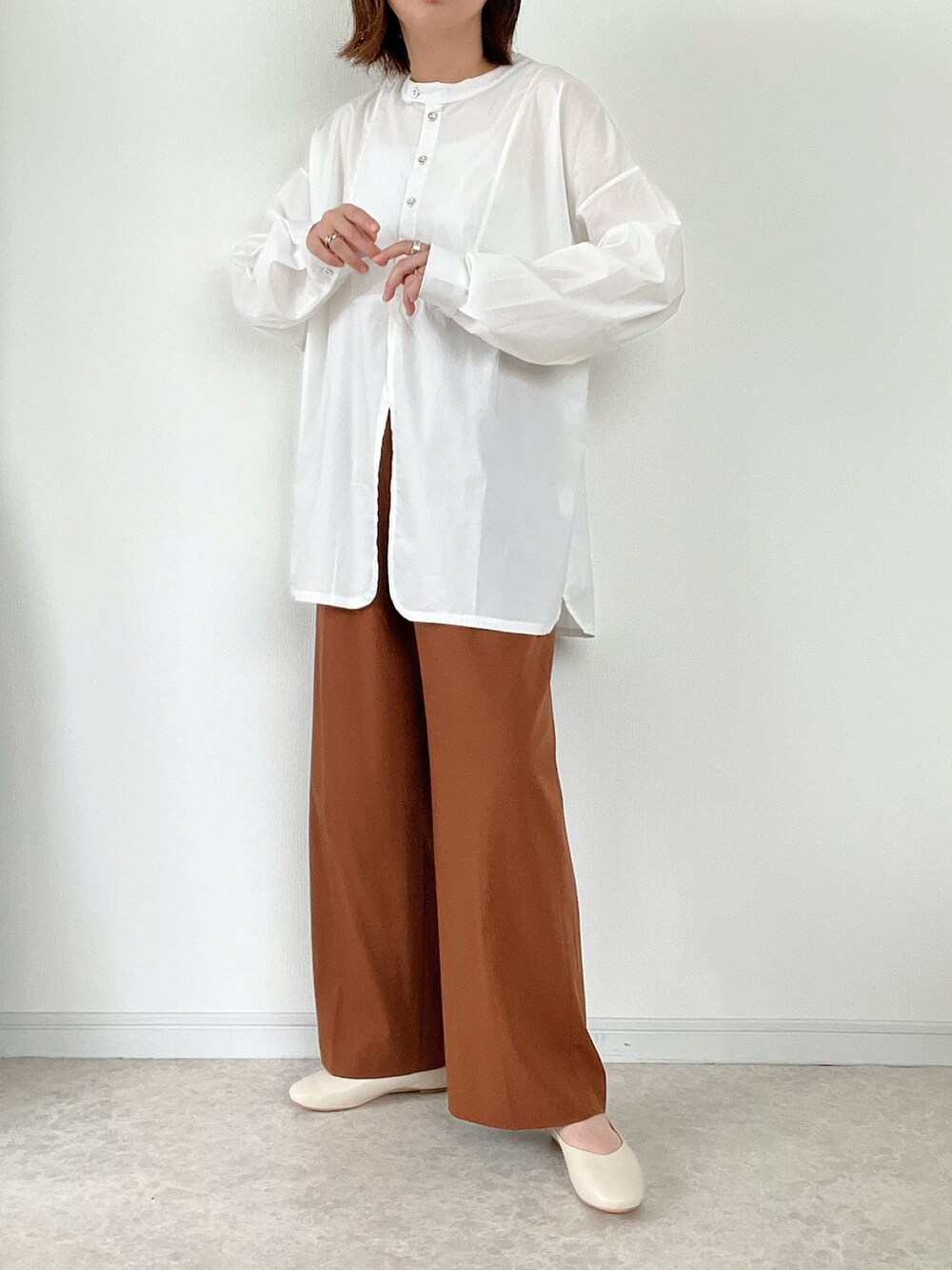 ホワイト系のシャツ/ブラウス、ブラウン系のその他パンツ、ホワイト系のショルダーバッグを着用したレディースの秋コーディネートの2枚目の写真