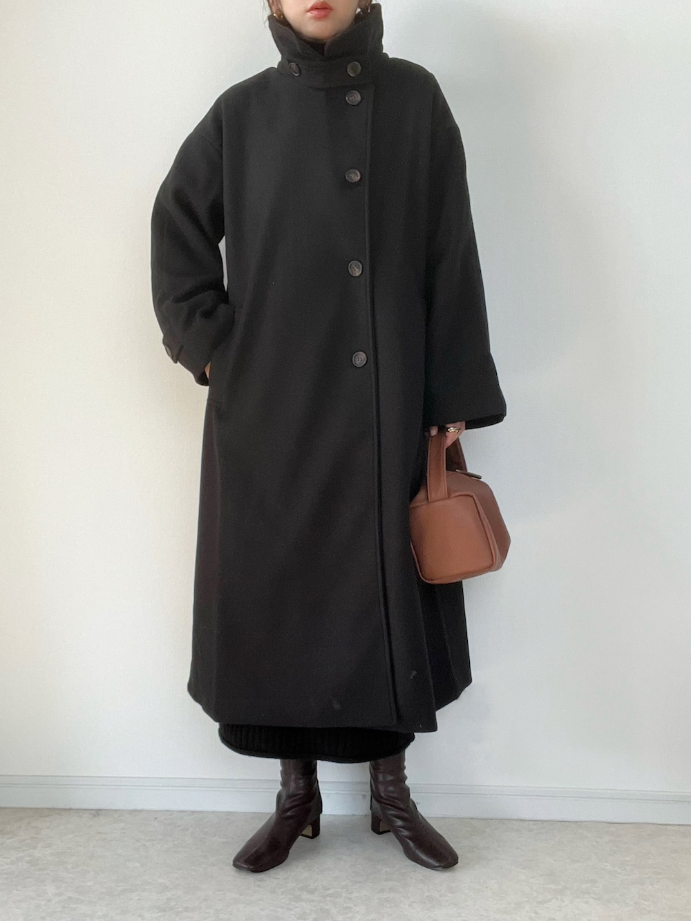 ブラック系のその他アウター、ホワイト系のシャツワンピース、ブラック系のショルダーバッグを着用したレディースの秋コーディネートの3枚目の写真