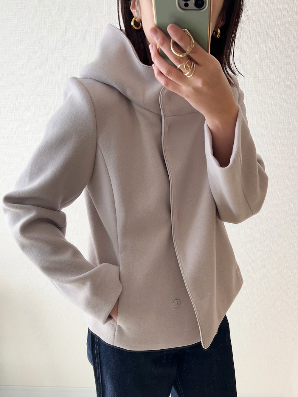 ベージュ系のその他アウター、ホワイト系のTシャツ/カットソー、グレー系のパンツを着用したレディースの秋コーディネートの2枚目の写真