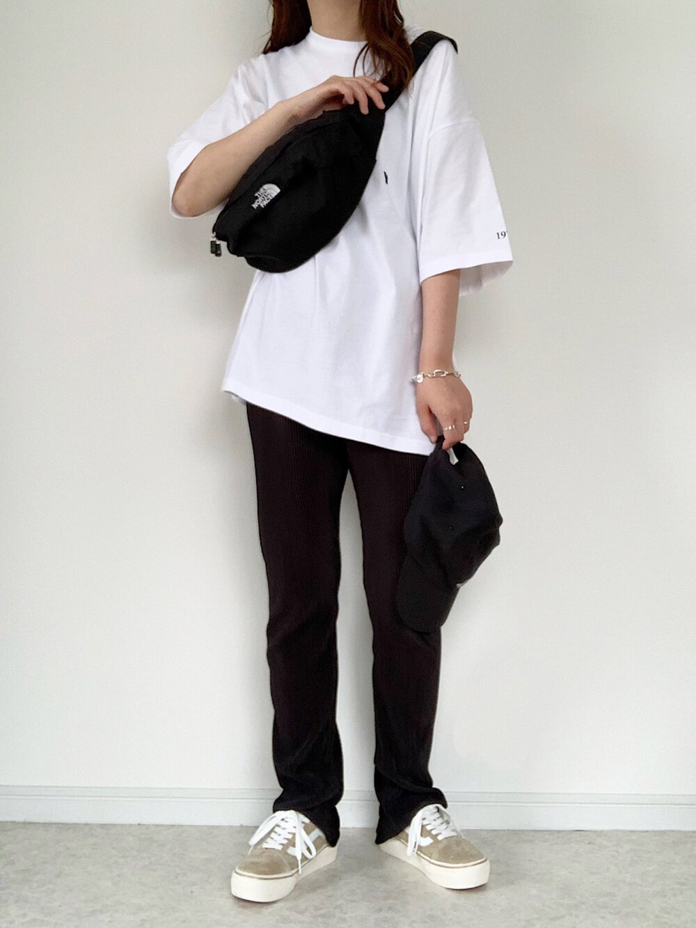 ホワイト系のTシャツ/カットソー、ブラック系のワンピース、グレー系のスニーカーを着用したレディースの夏コーディネートの2枚目の写真