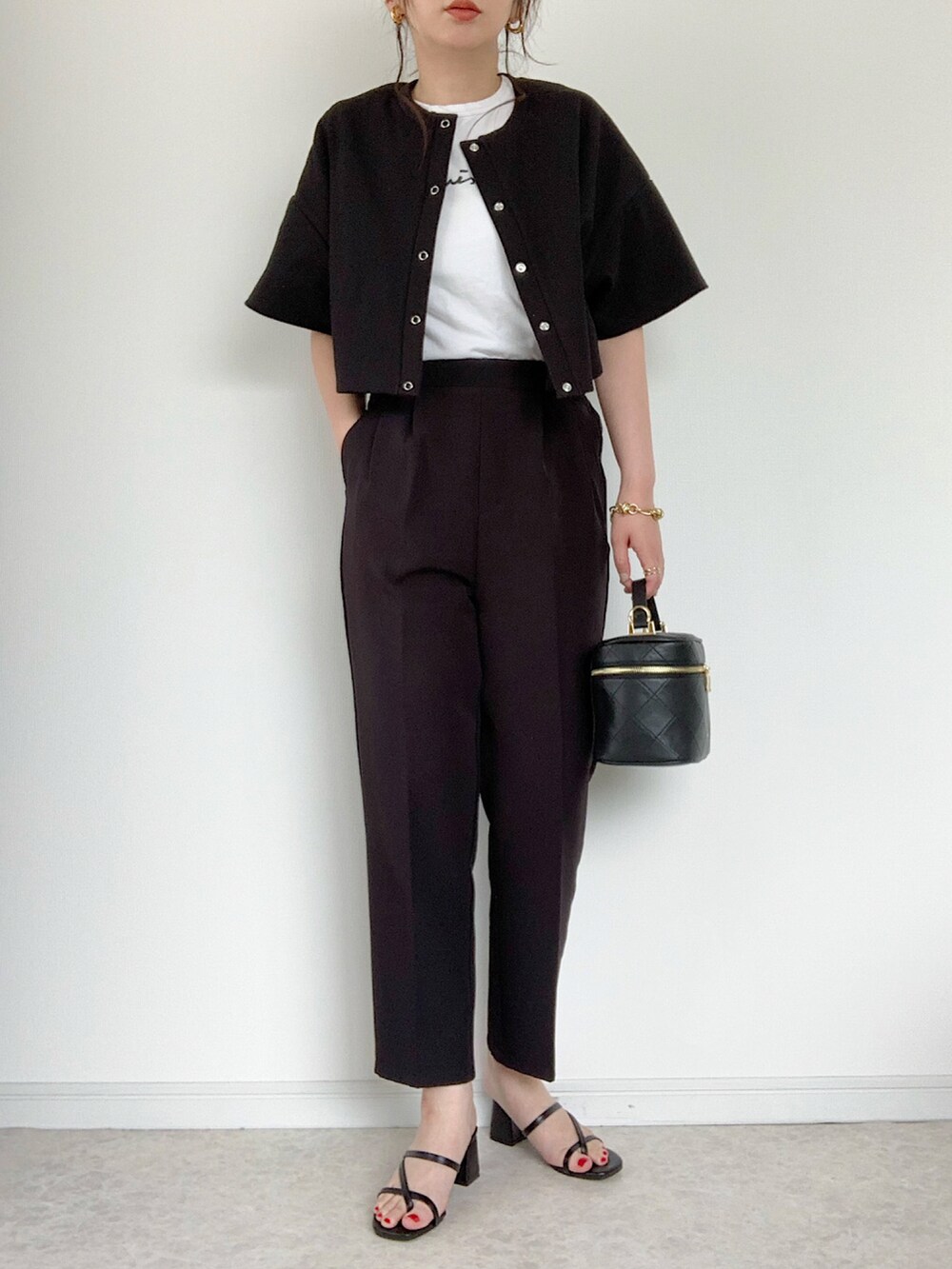 ブラック系のカーディガン/ボレロ、ホワイト系のTシャツ/カットソー、ホワイト系のその他パンツを着用したレディースの春コーディネートの2枚目の写真