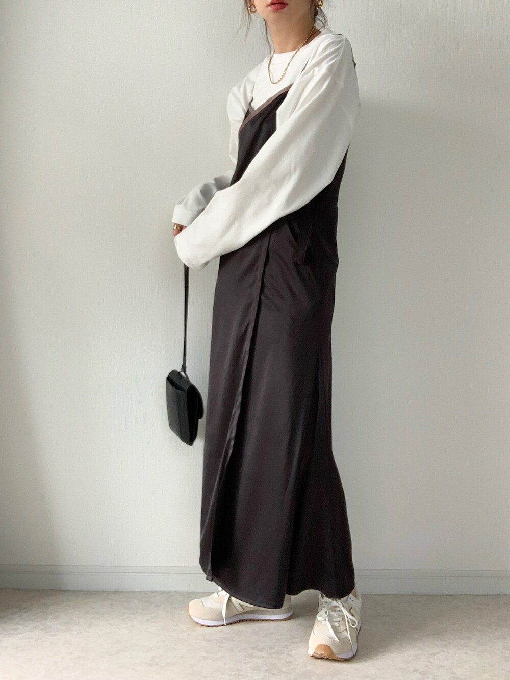 ベージュ系のカーディガン/ボレロ、ブラック系のワンピース、ホワイト系のTシャツ/カットソーを着用したレディースの秋コーディネートの4枚目の写真