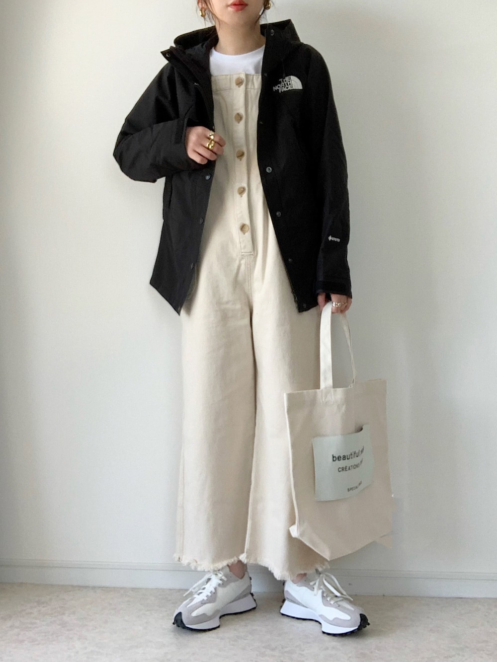 ホワイト系のTシャツ/カットソー、ブルー系のカーディガン/ボレロ、ベージュ系のサロペット/オーバーオールを着用したレディースの春コーディネートの2枚目の写真