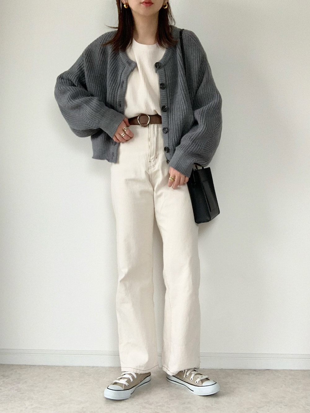 「春服、カーディガン、カーディガンコーデ、着まわし、プチプラコーデ、白パンツ、ハイウエストデニム、oldskool、休日スタイル、ボストンバッグ」｜「MLI'Aのスナップボタン／リブカーディガン(セットアップ対応)（カーディガン/ボレロ、ブラック系）」を使った、maiko さん（レディース・159cm）の春コーディネートの3枚目の写真