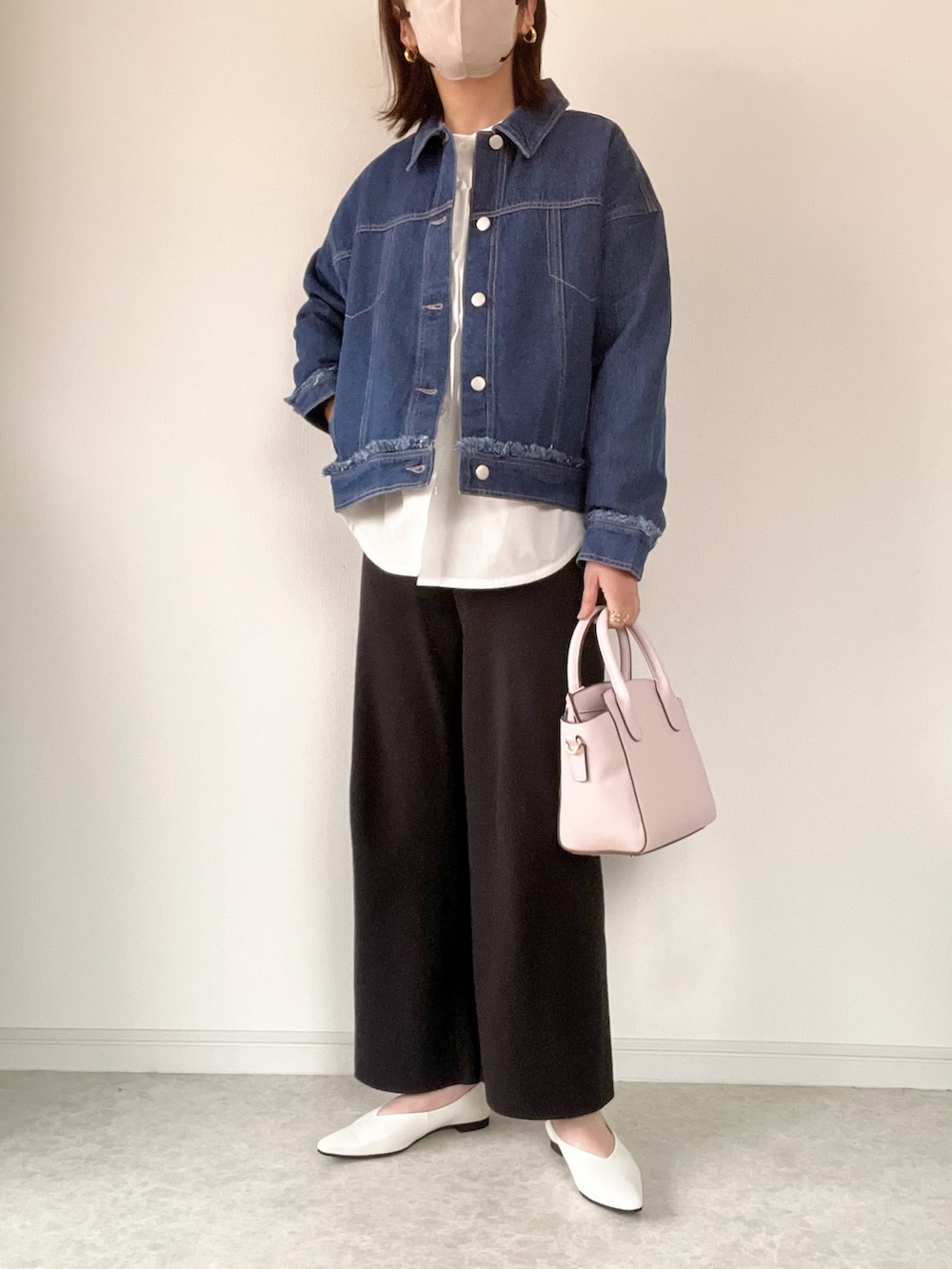 「ロゴスウェット、イージーパンツ、エアマックス、ラクチンコーデ、休日コーデ、NIKE、モノトーンコーデ」｜「CANAL JEANのEl mar(エルマール) "SAVOR"刺繍クルーネックトレーナー（スウェット、ホワイト系）」を使った、maiko さん（骨格ウェーブ・レディース・159cm）の冬コーディネートの2枚目の写真