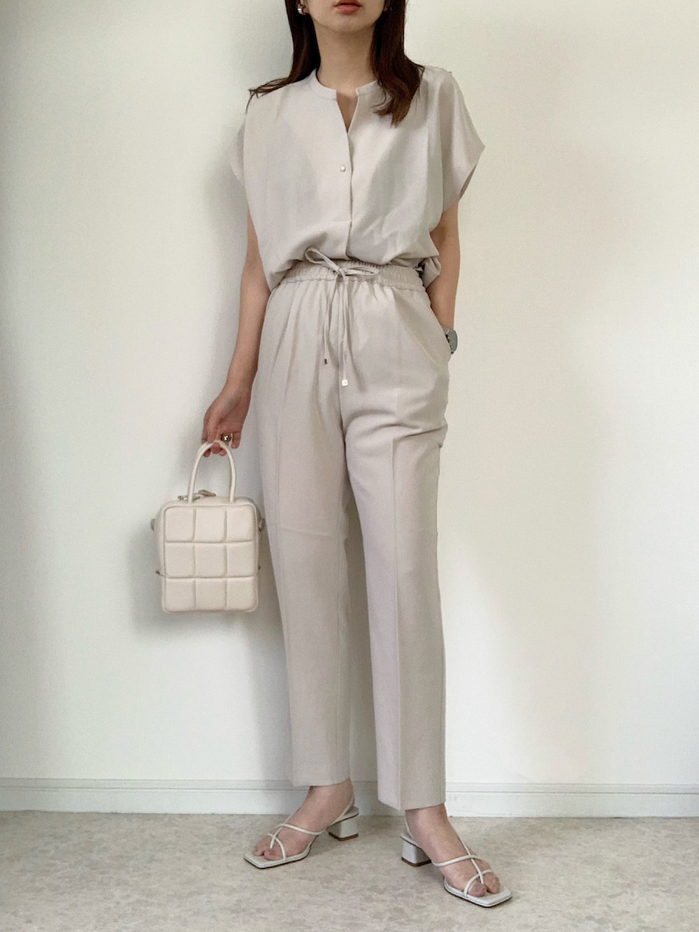 ベージュ系のシャツ/ブラウス、ベージュ系のその他パンツ、グレー系のサンダルを着用したレディースの夏コーディネートの2枚目の写真