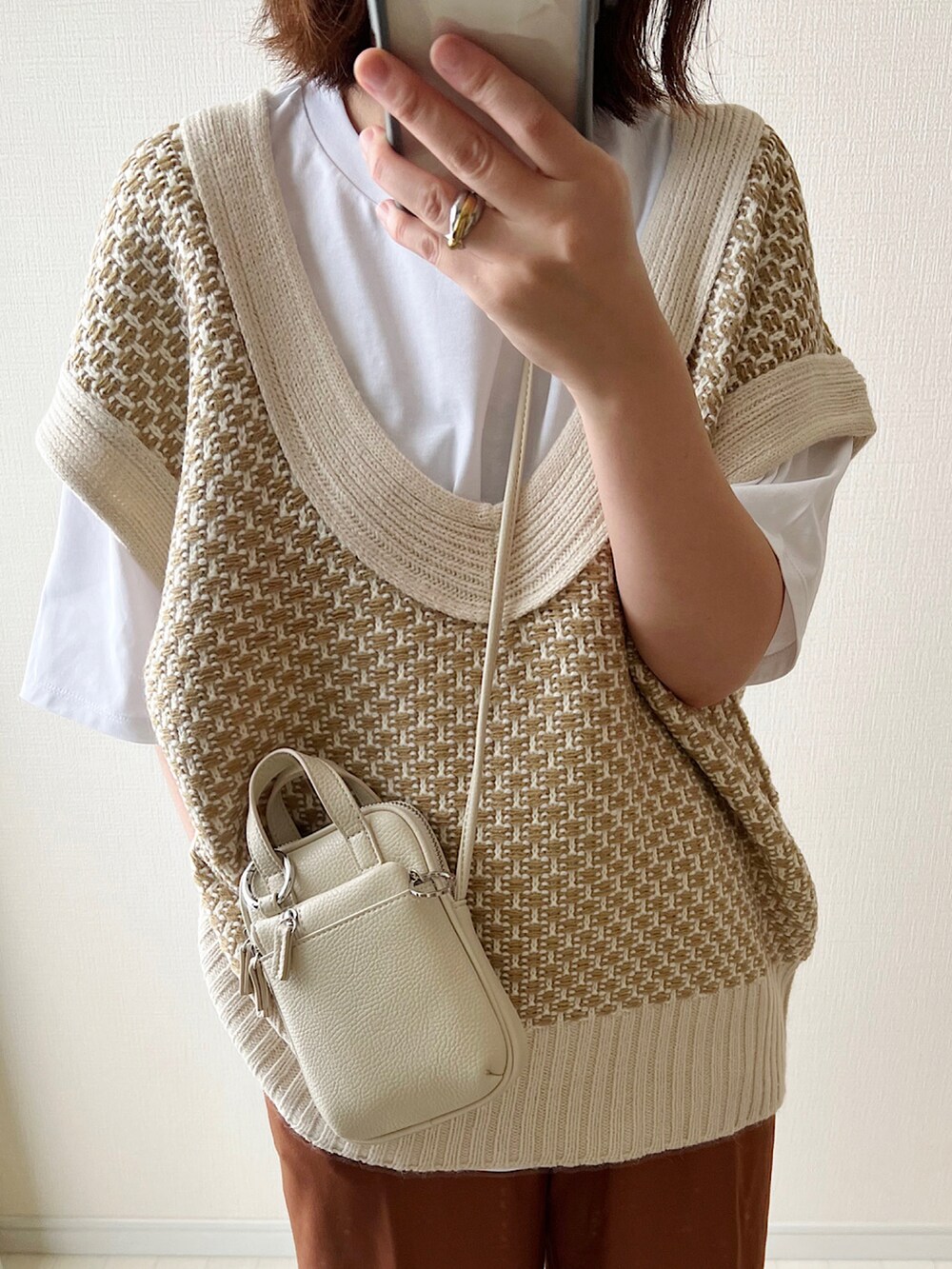 ホワイト系のTシャツ/カットソー、グリーン系のTシャツ/カットソー、ブラウン系のその他パンツを着用したレディースの秋コーディネートの2枚目の写真