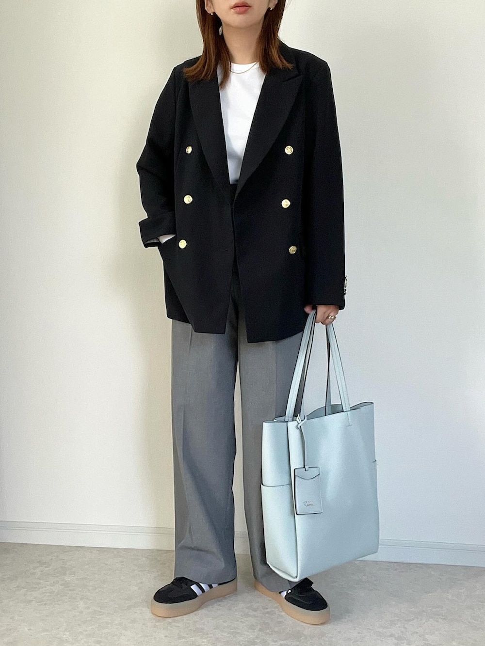 ブルー系のテーラードジャケット、ホワイト系のTシャツ/カットソー、グレー系のパンツを着用したレディースの春コーディネートの3枚目の写真