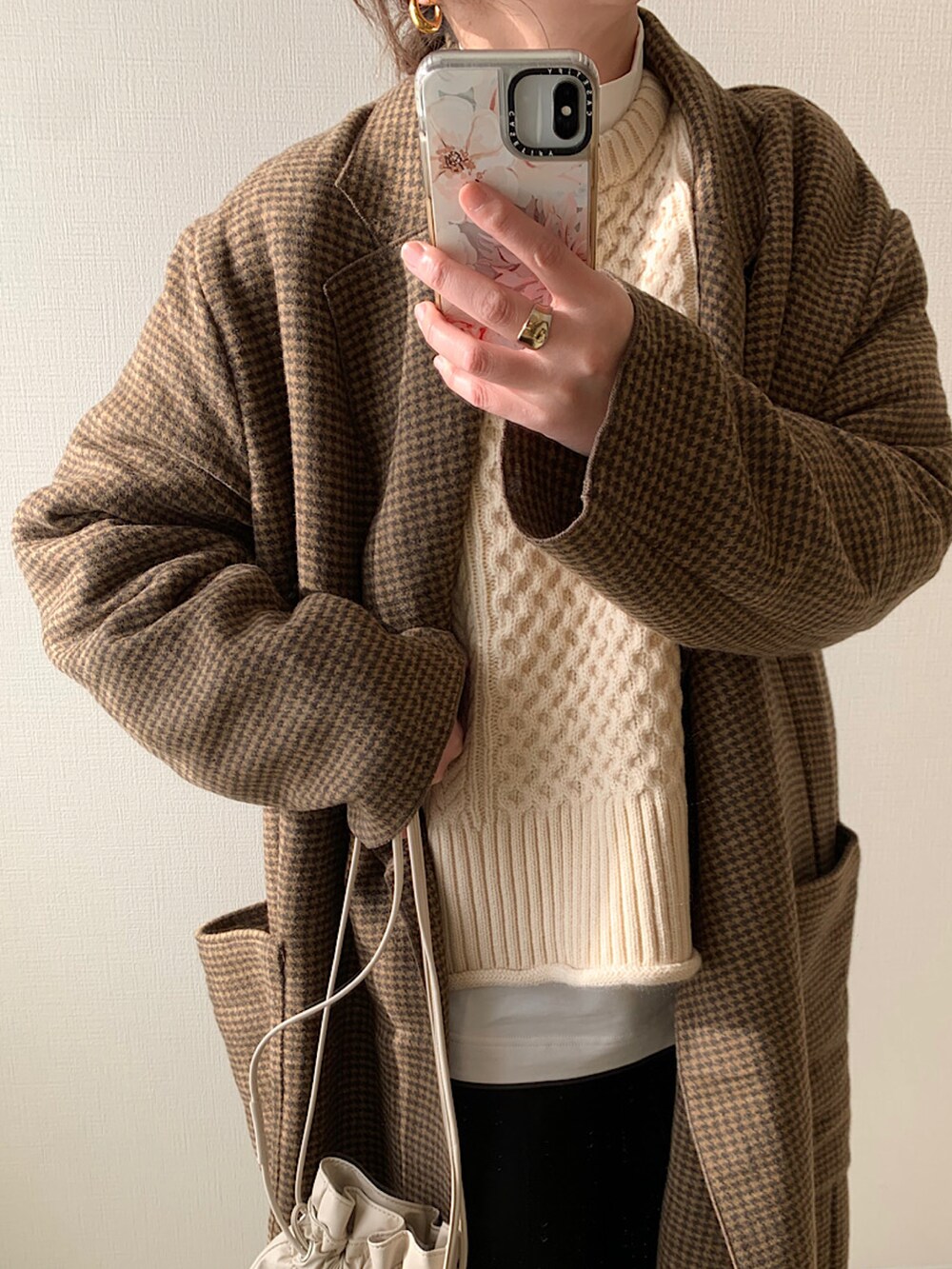 「アウター、UNIQLO、ケーブルニット、冬コーデ、ロングコート、GU、チェックコート、秋冬コーデ、オーバーサイズコート、2WAYストレッチフレアパンツ、ヒートテックコットンモックネックT、フレアパンツ、New Balance」｜「FREAK'S STOREのラグランケーブルニット（ニット/セーター、ホワイト系）」を使った、maiko さん（レディース・159cm）の秋コーディネートの2枚目の写真