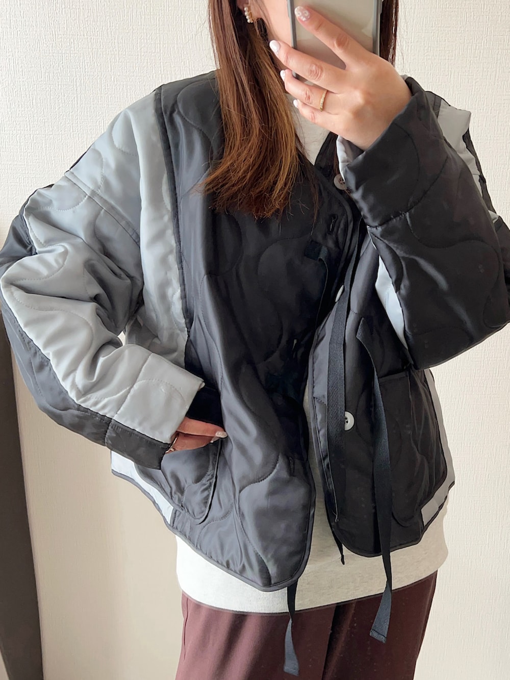 「PR、interplay_tokyo、デニム、秋冬コーデ、キルティングジャケット、大人コーデ、ケーブルニット、ニット、アウター」｜「INTERPLAYの【INTERPLAY x AYA】Switching Quilt Blouson（その他アウター、ブラック系）」を使った、maiko さん（骨格ウェーブ・レディース・159cm）の秋コーディネートの2枚目の写真