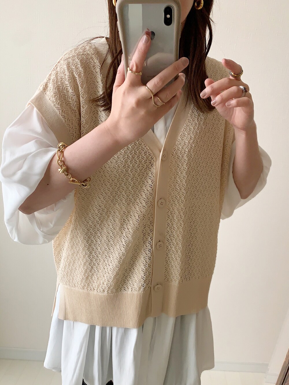 ベージュ系のベスト、ホワイト系のその他パンツ、イエロー系のトートバッグを着用したレディースの春コーディネートの4枚目の写真