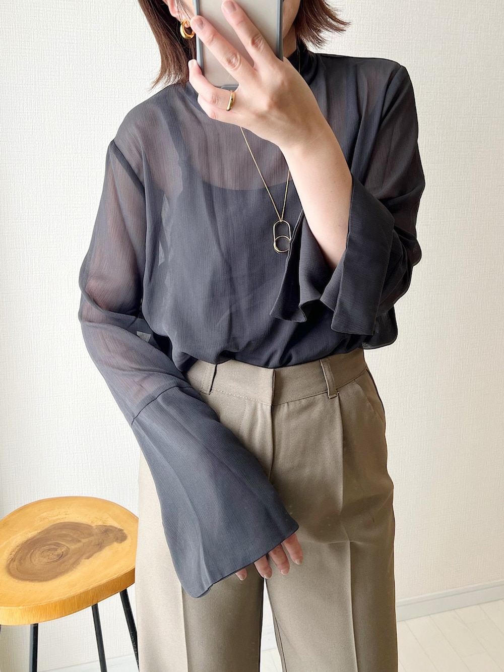 グレー系のシャツ/ブラウス、ブラウン系のスラックス、ブラック系のショルダーバッグを着用したレディースの夏コーディネートの2枚目の写真