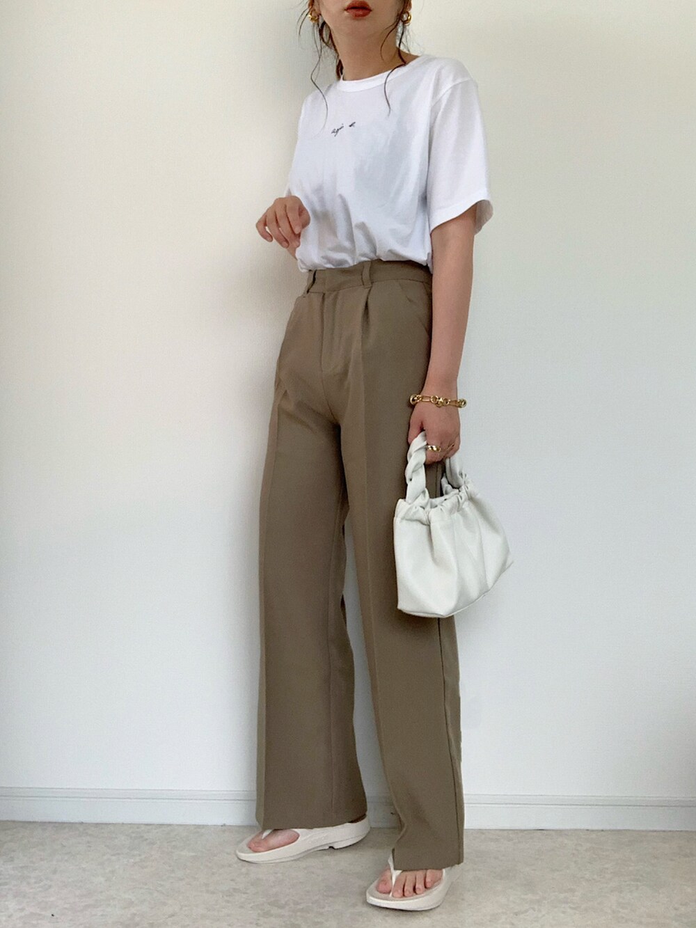 ホワイト系のTシャツ/カットソー、ブルー系のデニムパンツ、ブラック系のサンダルを着用したレディースの夏コーディネートの4枚目の写真