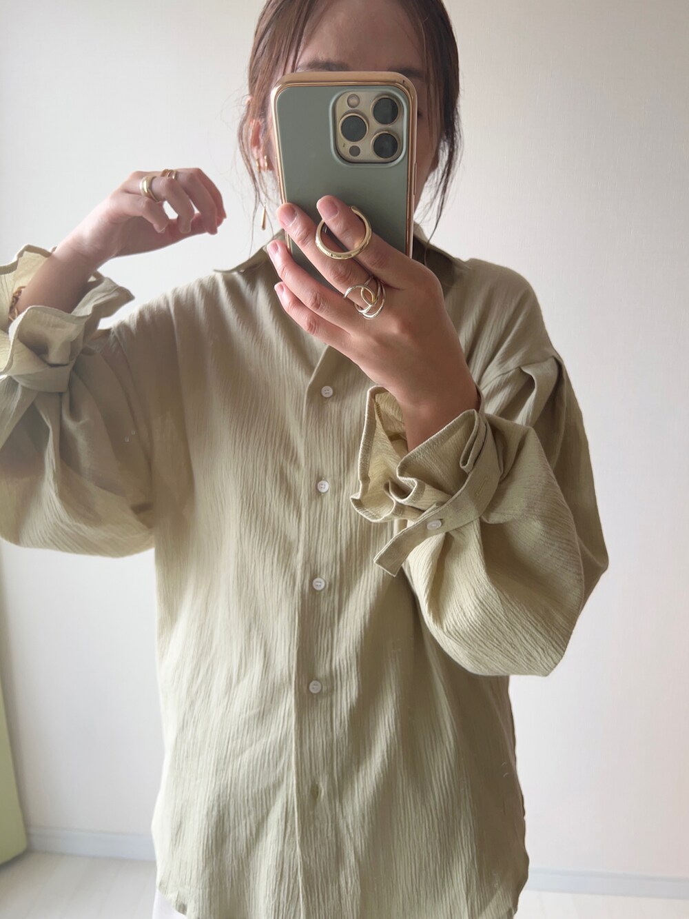 グリーン系のシャツ/ブラウス、ベージュ系のサロペット/オーバーオール、ブラウン系のハンドバッグを着用したレディースの夏コーディネートの2枚目の写真