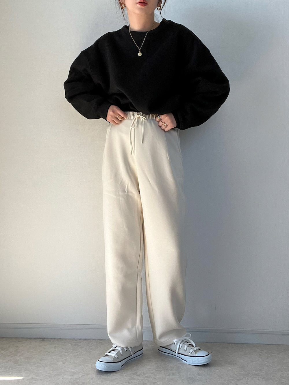 ブラック系のスウェット、その他のパンツ、グレー系のスニーカーを着用したレディースの冬コーディネートの3枚目の写真