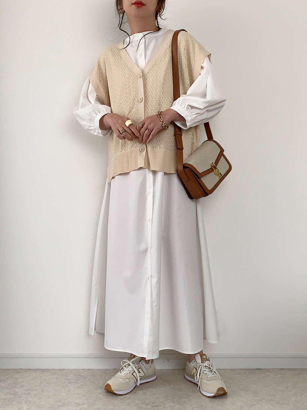 ベージュ系のベスト、ホワイト系のその他パンツ、イエロー系のトートバッグを着用したレディースの春コーディネートの2枚目の写真