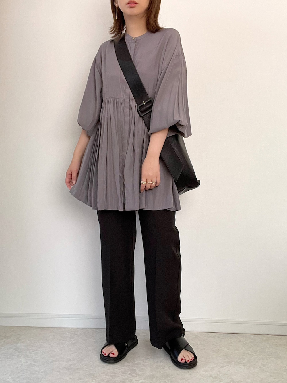 ブルー系のシャツ/ブラウス、ブラック系のスラックス、ブラック系のショルダーバッグを着用したレディースの夏コーディネートの2枚目の写真