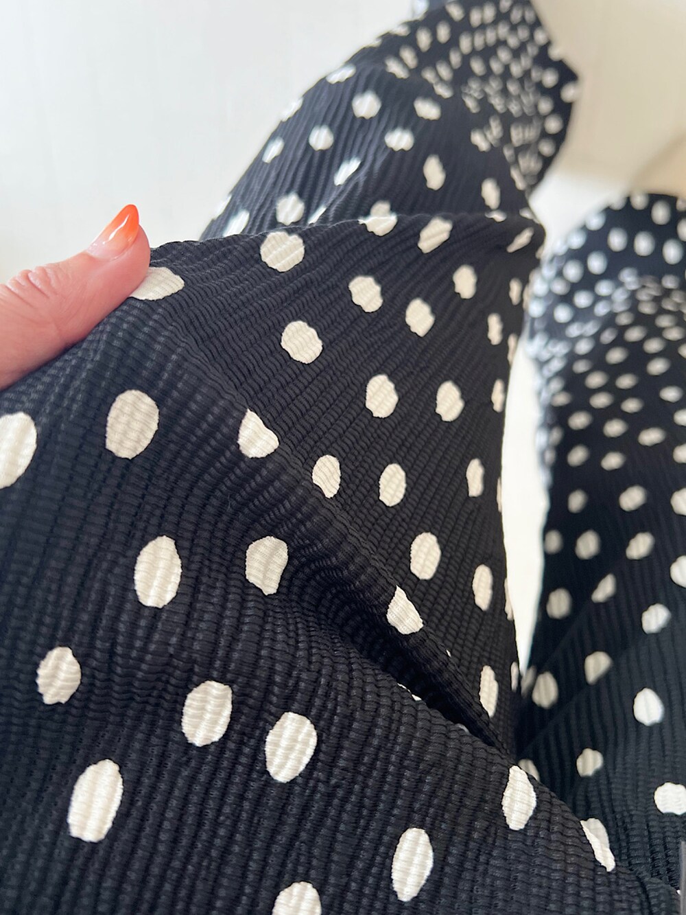 ホワイト系のチュニック、ブラック系のその他パンツ、ブラック系のトートバッグを着用したレディースの夏コーディネートの3枚目の写真