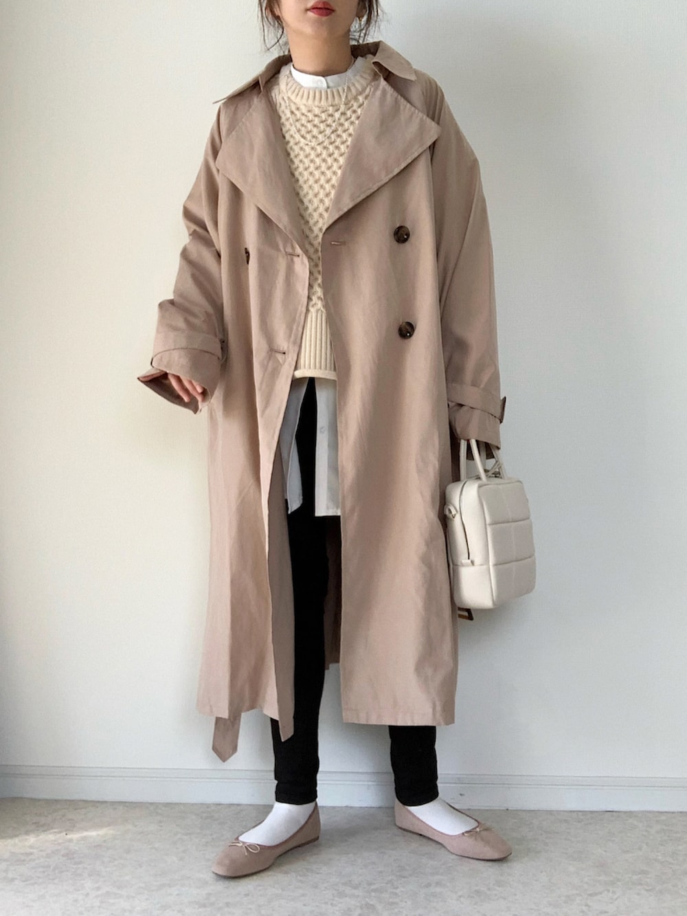 ホワイト系のニット/セーター、ブラック系のパンツ、ベージュ系のバレエシューズを着用したレディースの冬コーディネートの2枚目の写真