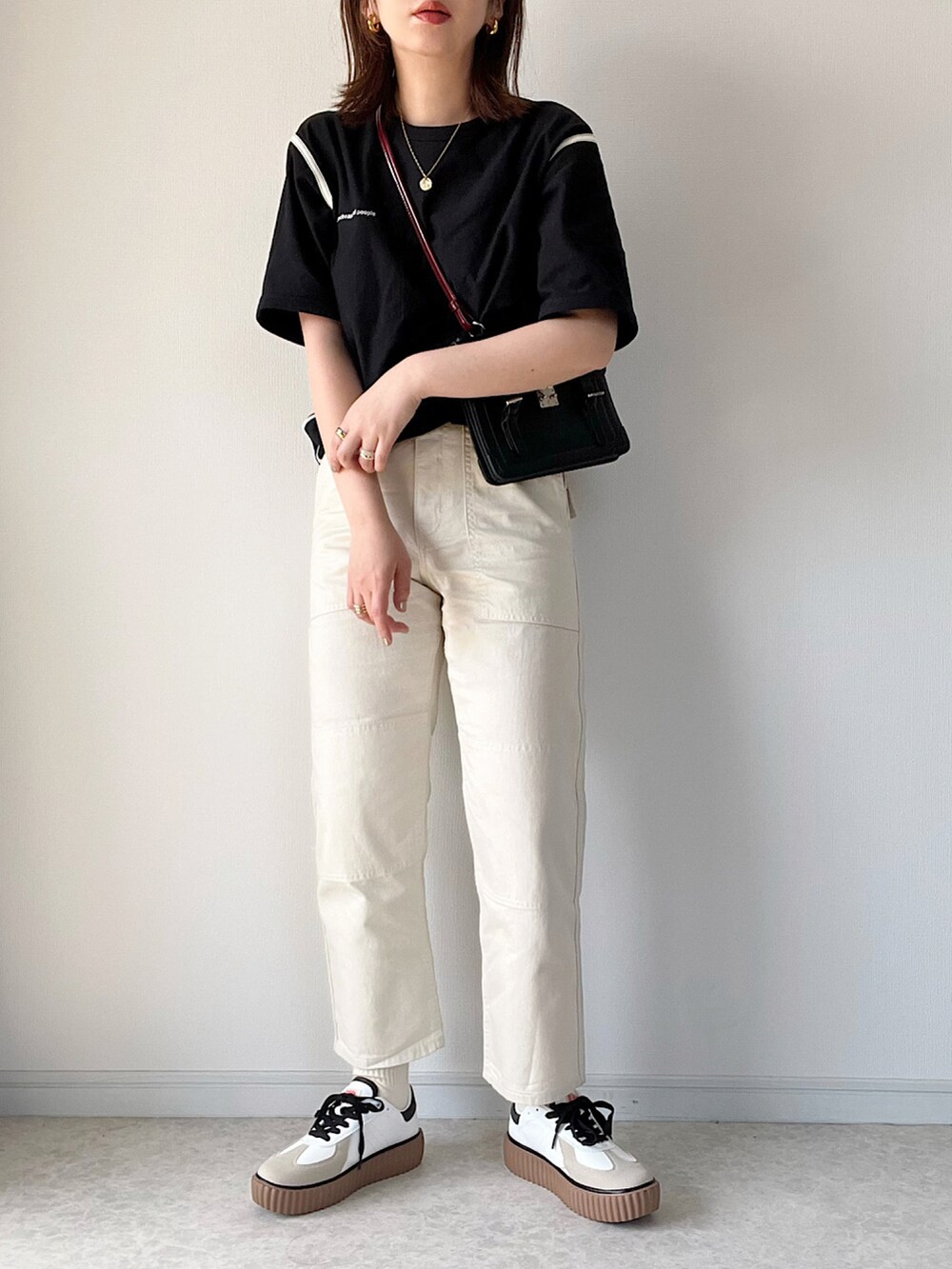 ブルー系のデニムジャケット、ブラック系のTシャツ/カットソー、ホワイト系のパンツを着用したレディースの春コーディネートの2枚目の写真