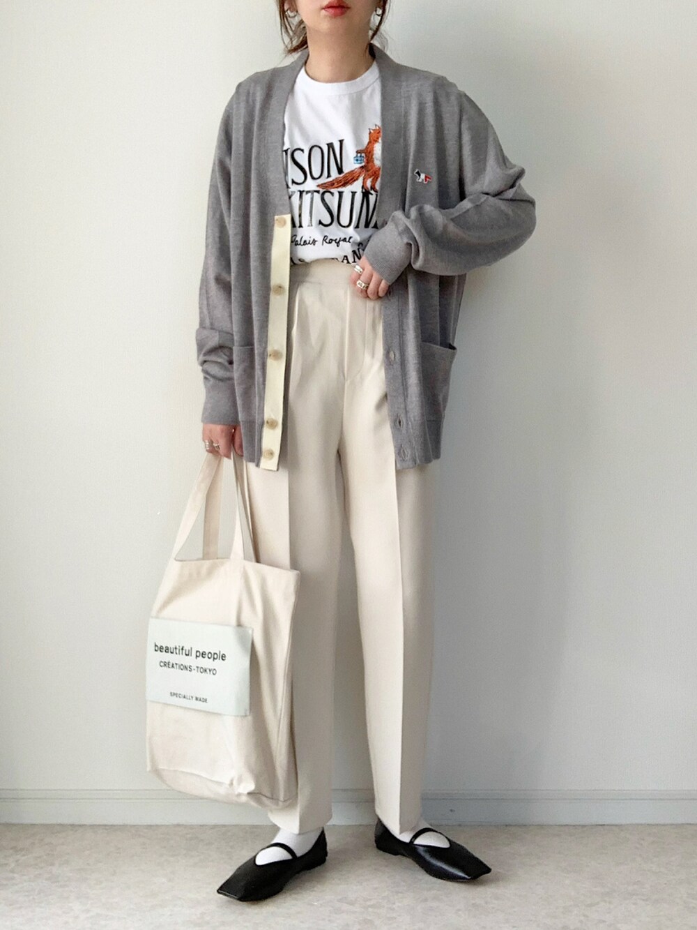 グリーン系のカーディガン/ボレロ、ホワイト系のTシャツ/カットソー、ブラウン系のショルダーバッグを着用したレディースの春コーディネートの3枚目の写真