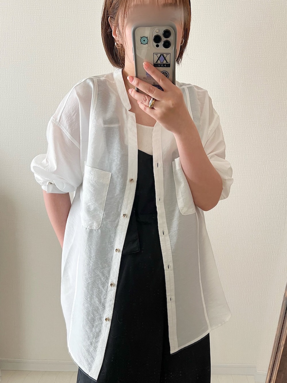 ホワイト系のシャツ/ブラウス、ブラック系のパンツ、ホワイト系のショルダーバッグを着用したレディースの春コーディネートの3枚目の写真