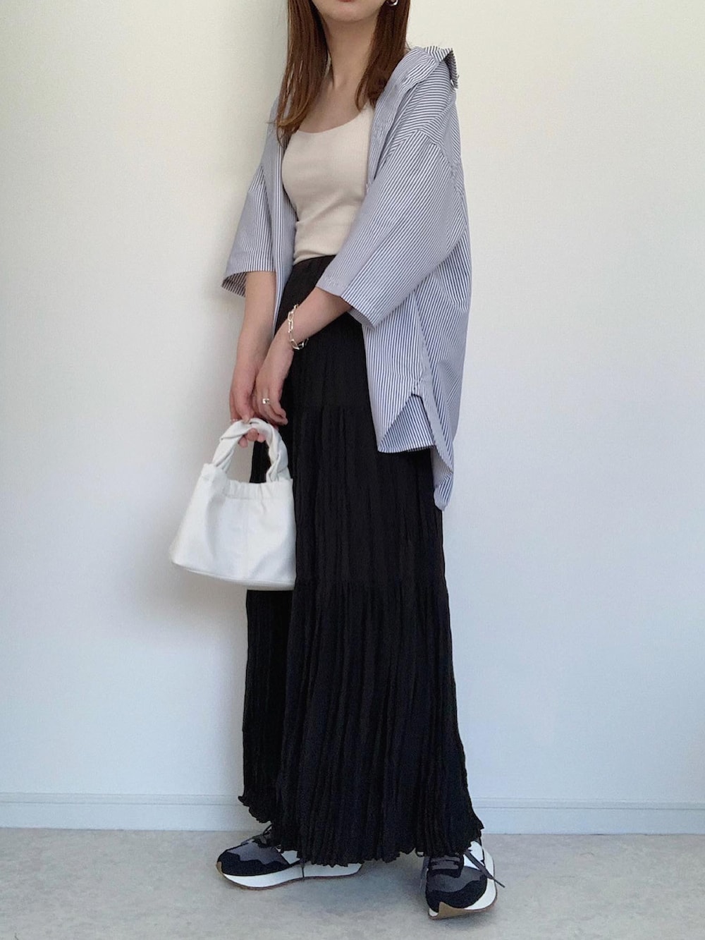 ブルー系のシャツ/ブラウス、ブラック系のワンピース、ブラック系のスニーカーを着用したレディースの夏コーディネートの4枚目の写真