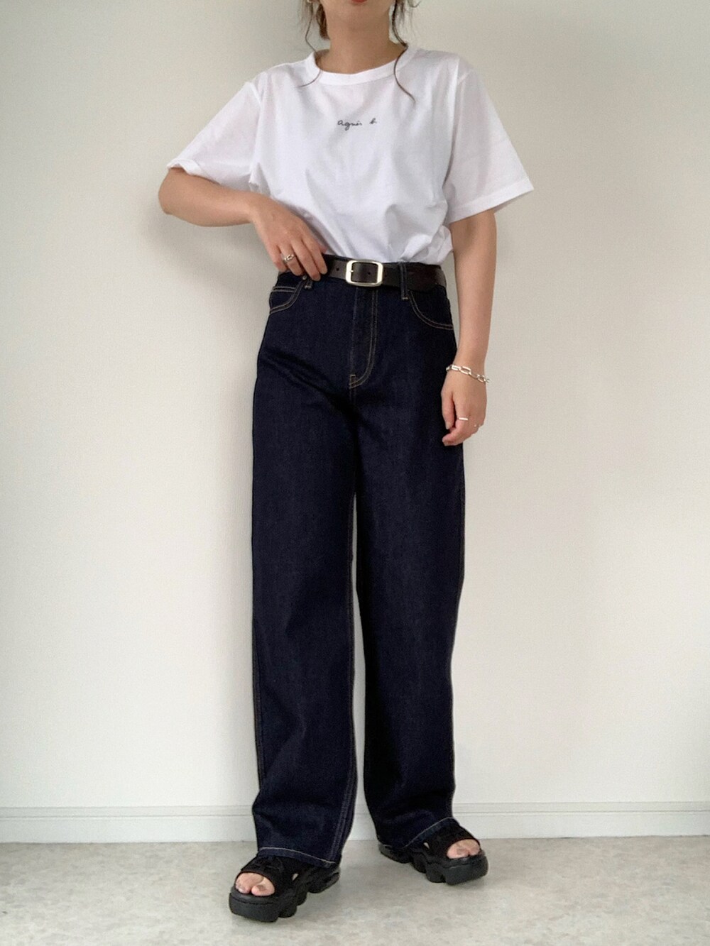 ホワイト系のTシャツ/カットソー、ホワイト系のその他パンツ、ホワイト系のサンダルを着用したレディースの夏コーディネートの2枚目の写真