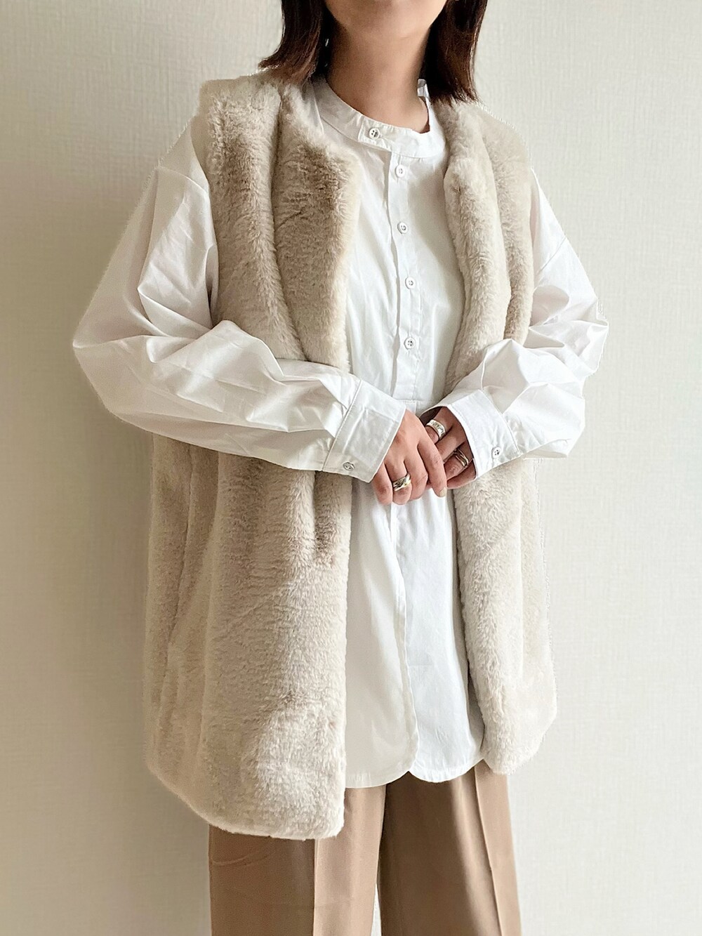 ホワイト系のシャツ/ブラウス、ブラウン系のその他パンツ、ホワイト系のショルダーバッグを着用したレディースの秋コーディネートの4枚目の写真