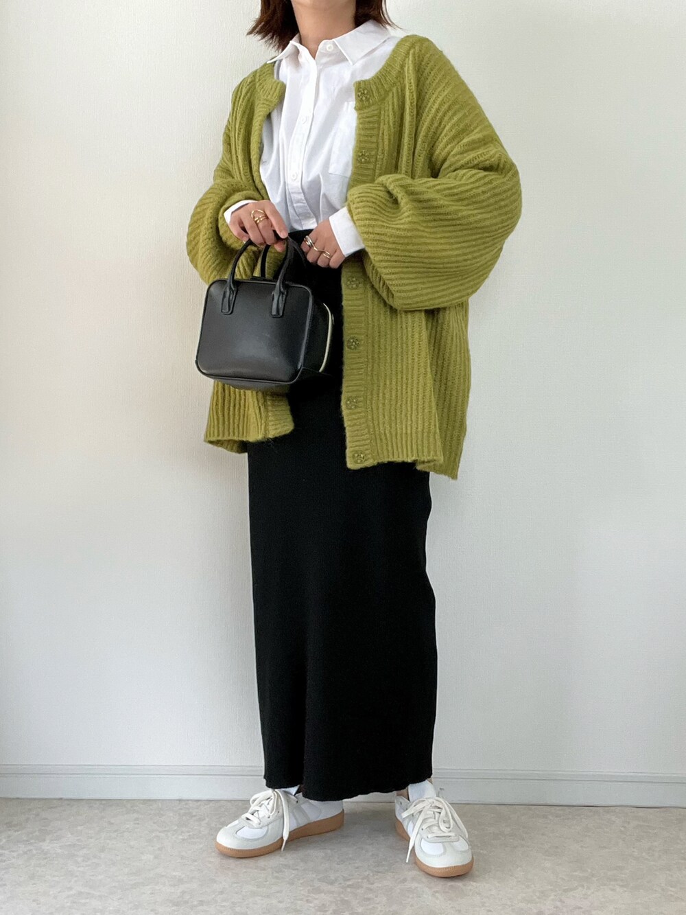「白シャツ、オックスフォードシャツ、秋コーデ、秋服準備はじめました、モノトーン、ジャーマントレーナー、adidas、着回しコーデ、休日スタイル、プチプラ」｜「U.S. POLO ASSN.のWEGO/U.S.POLO ASSN.ビッグシルエットシャツ（シャツ/ブラウス、ホワイト系）」を使った、maiko さん（レディース・159cm）の秋コーディネートの2枚目の写真