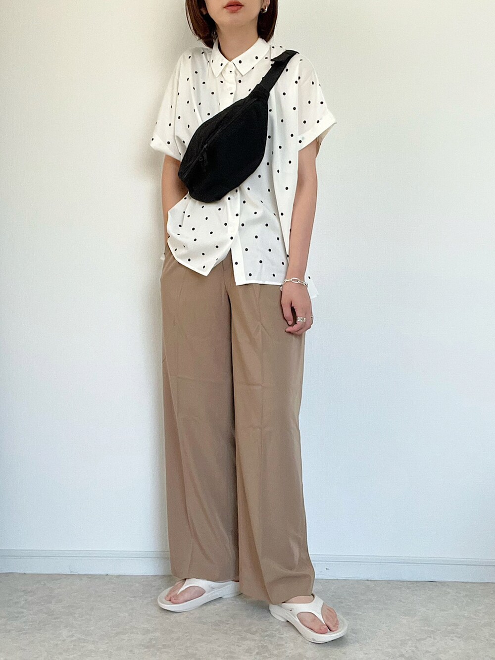 ホワイト系のシャツ/ブラウス、ブルー系のデニムパンツ、ブラック系のトートバッグを着用したレディースの夏コーディネートの2枚目の写真