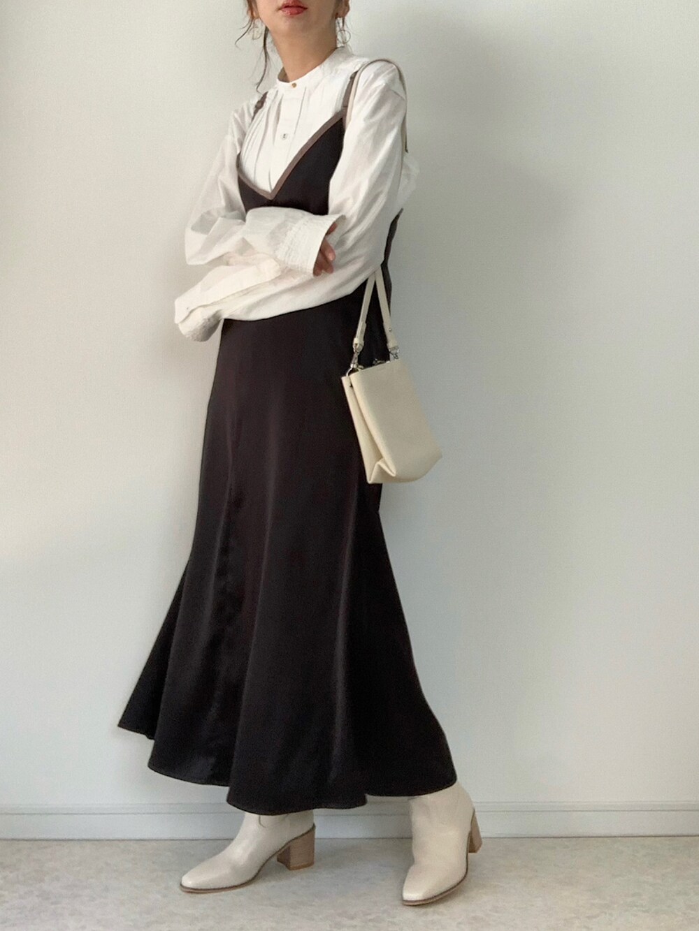 ホワイト系のTシャツ/カットソー、ブラック系のワンピース、ベージュ系のショルダーバッグを着用したレディースの春コーディネートの4枚目の写真