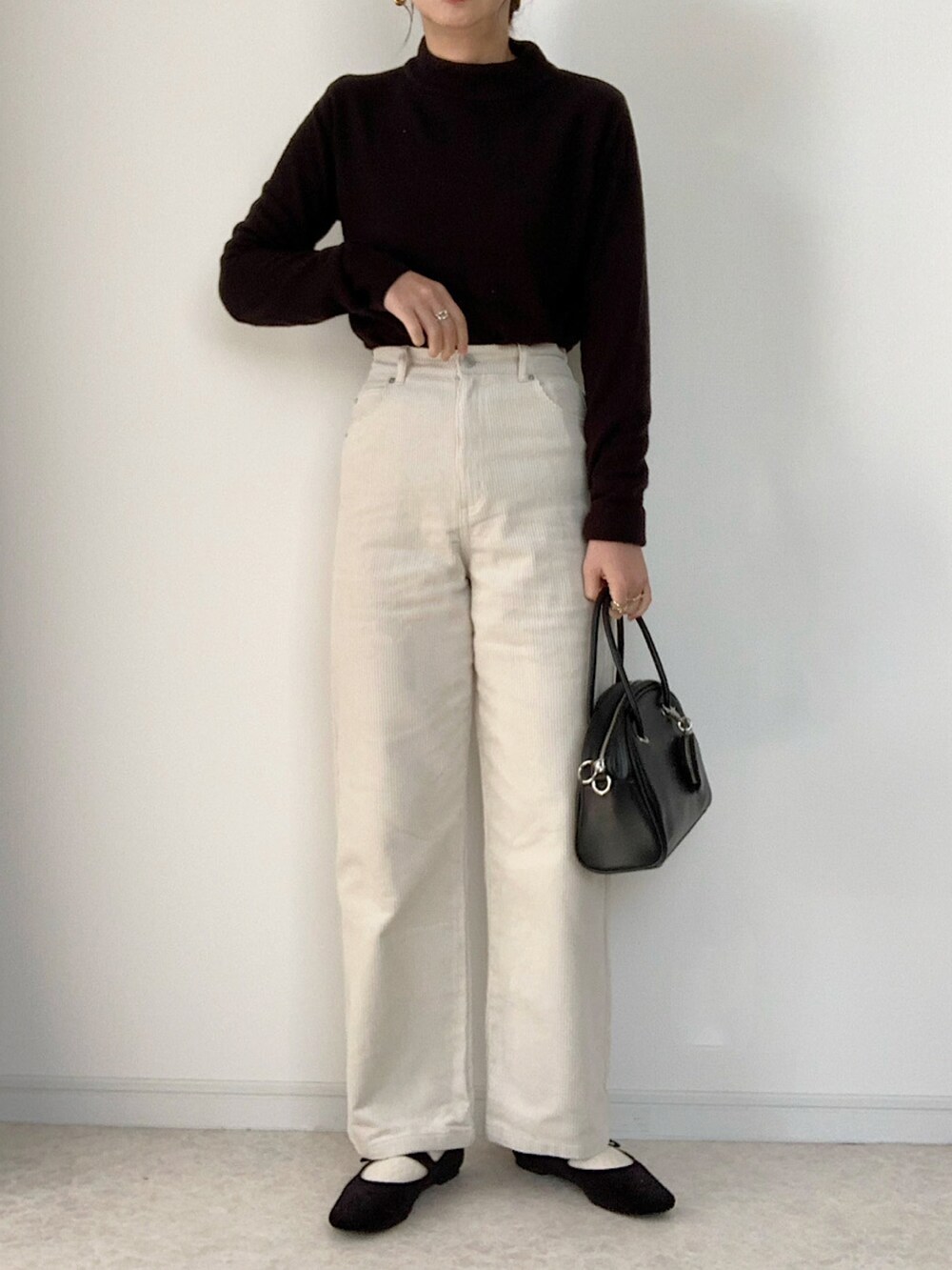 「ダブルフェイスショートコート、UNIQLO、GRL、プチプラ、プチプラコーデ、大人カジュアル、冬コーデ、ショートコート、ハイネックニット、コーデュロイパンツ」｜「GRLのカシミヤタッチハイネックニットトップス（ニット/セーター、ブラック系）」を使った、maiko さん（レディース・159cm）の秋コーディネートの3枚目の写真
