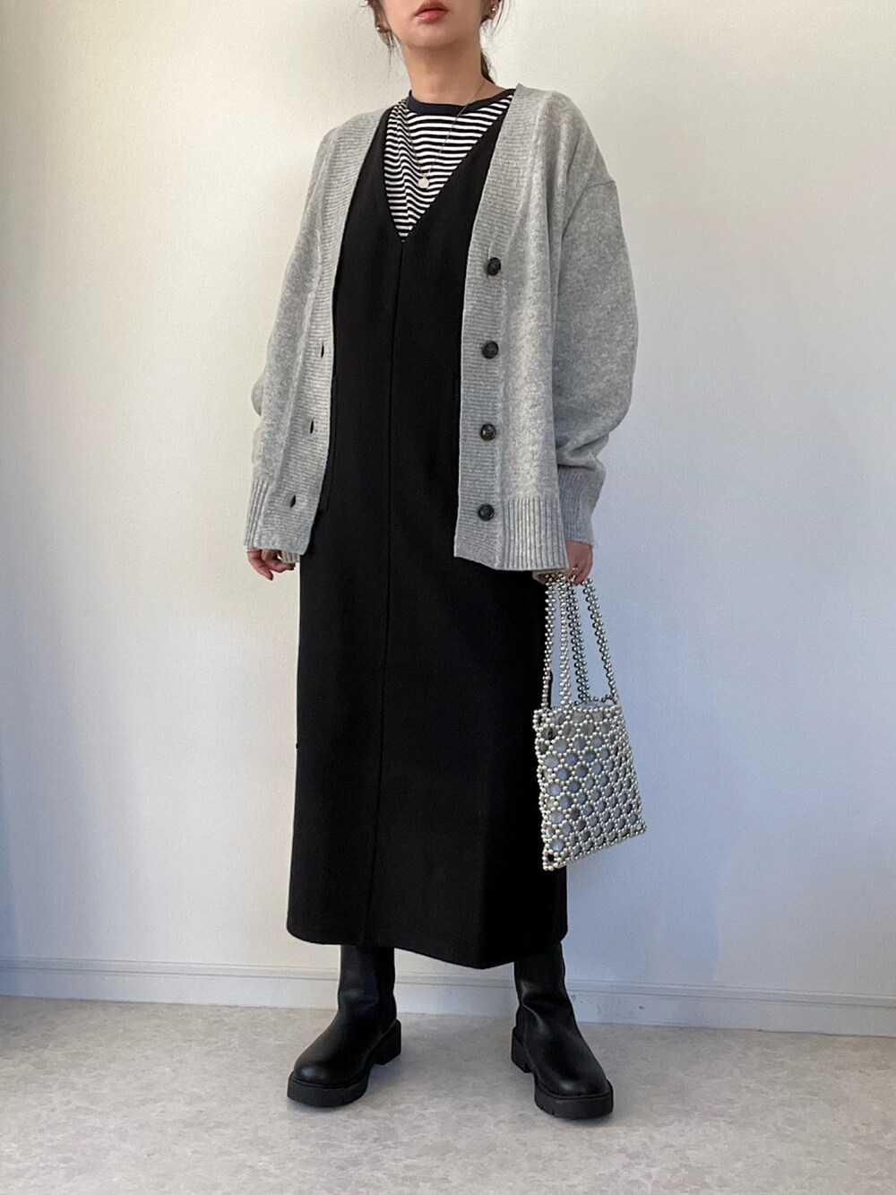 グレー系のカーディガン/ボレロ、グリーン系のカーゴパンツ、ブラック系のトートバッグを着用したレディースの秋コーディネートの2枚目の写真