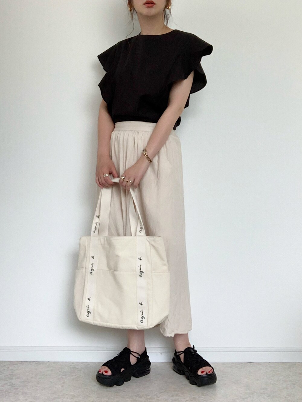 ブラック系のシャツ/ブラウス、ベージュ系のその他パンツ、ブラック系のショルダーバッグを着用したレディースの夏コーディネートの3枚目の写真