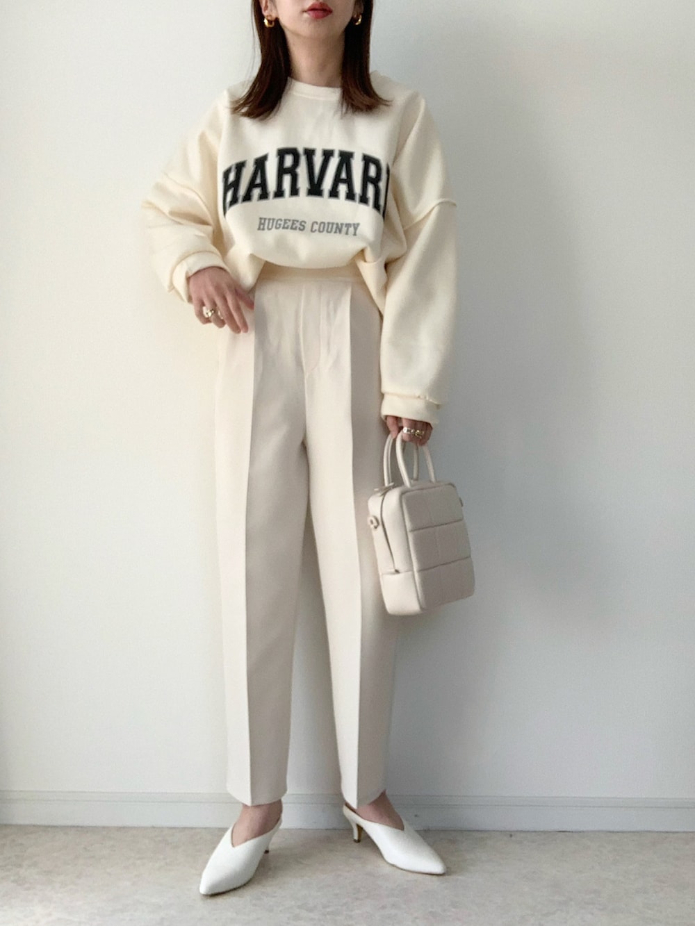 ホワイト系のカーディガン/ボレロ、ホワイト系のTシャツ/カットソー、ホワイト系のその他パンツを着用したレディースの春コーディネートの2枚目の写真