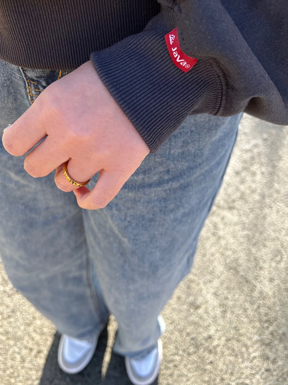 ブルー系のデニムパンツ、グレー系のスウェット、ホワイト系のスニーカーを着用したレディースの冬コーディネートの2枚目の写真