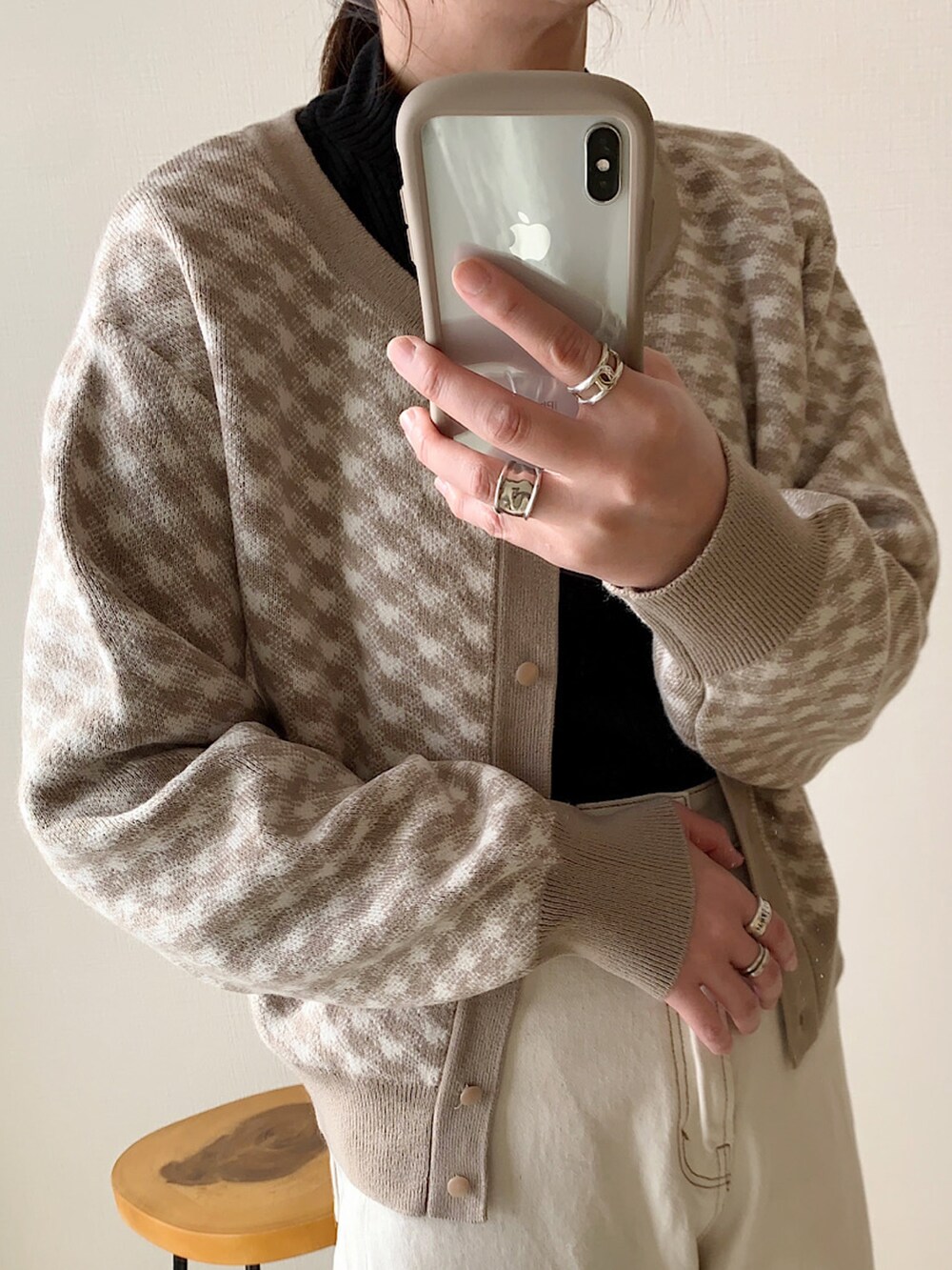 ベージュ系のカーディガン/ボレロ、ブラック系のTシャツ/カットソー、ホワイト系のデニムパンツを着用したレディースの冬コーディネートの2枚目の写真