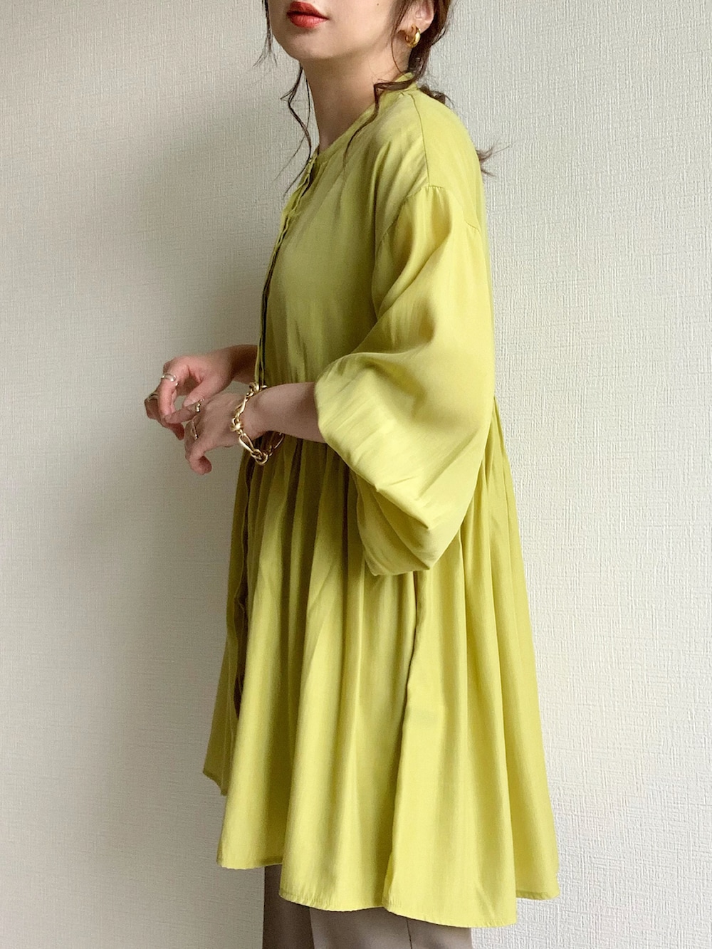 グリーン系のシャツ/ブラウス、ブラック系のその他パンツ、ブラック系のサンダルを着用したレディースの春コーディネートの2枚目の写真