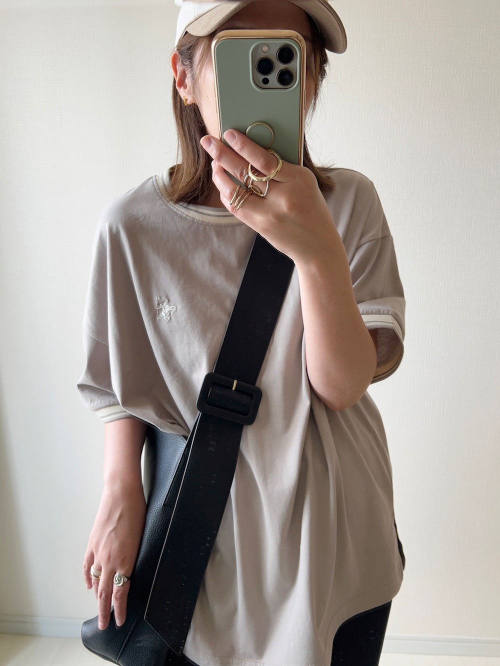 ベージュ系のTシャツ/カットソー、ブラック系のセットアップ、ブラック系のサンダルを着用したレディースの夏コーディネートの2枚目の写真