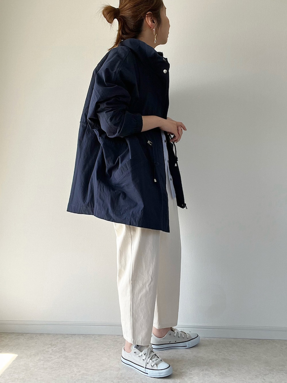 ブルー系のブルゾン、ブルー系のシャツ/ブラウス、ホワイト系のその他パンツを着用したレディースの春コーディネートの2枚目の写真