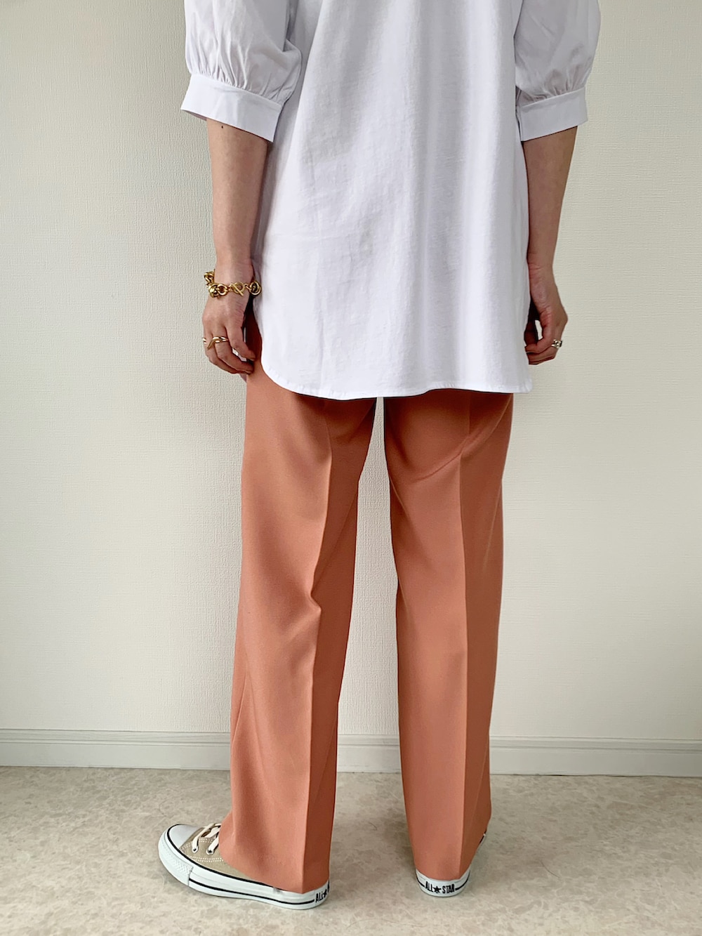 ブラック系のTシャツ/カットソー、ピンク系のスラックス、ブラック系のハンドバッグを着用したレディースの夏コーディネートの3枚目の写真