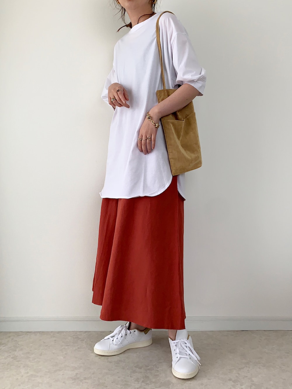 「スカンツ、Re:EDITbymaiko、Re:EDIT、ワイドパンツ、ラクチンコーデ、初夏コーデ、リラックススタイル、converse、ロゴT、Tシャツコーデ、淡色コーデ」｜「agnes b.のS137 TS　ロゴTシャツ（Tシャツ/カットソー、ホワイト系）」を使った、maiko さん（レディース・159cm）の春コーディネートの3枚目の写真