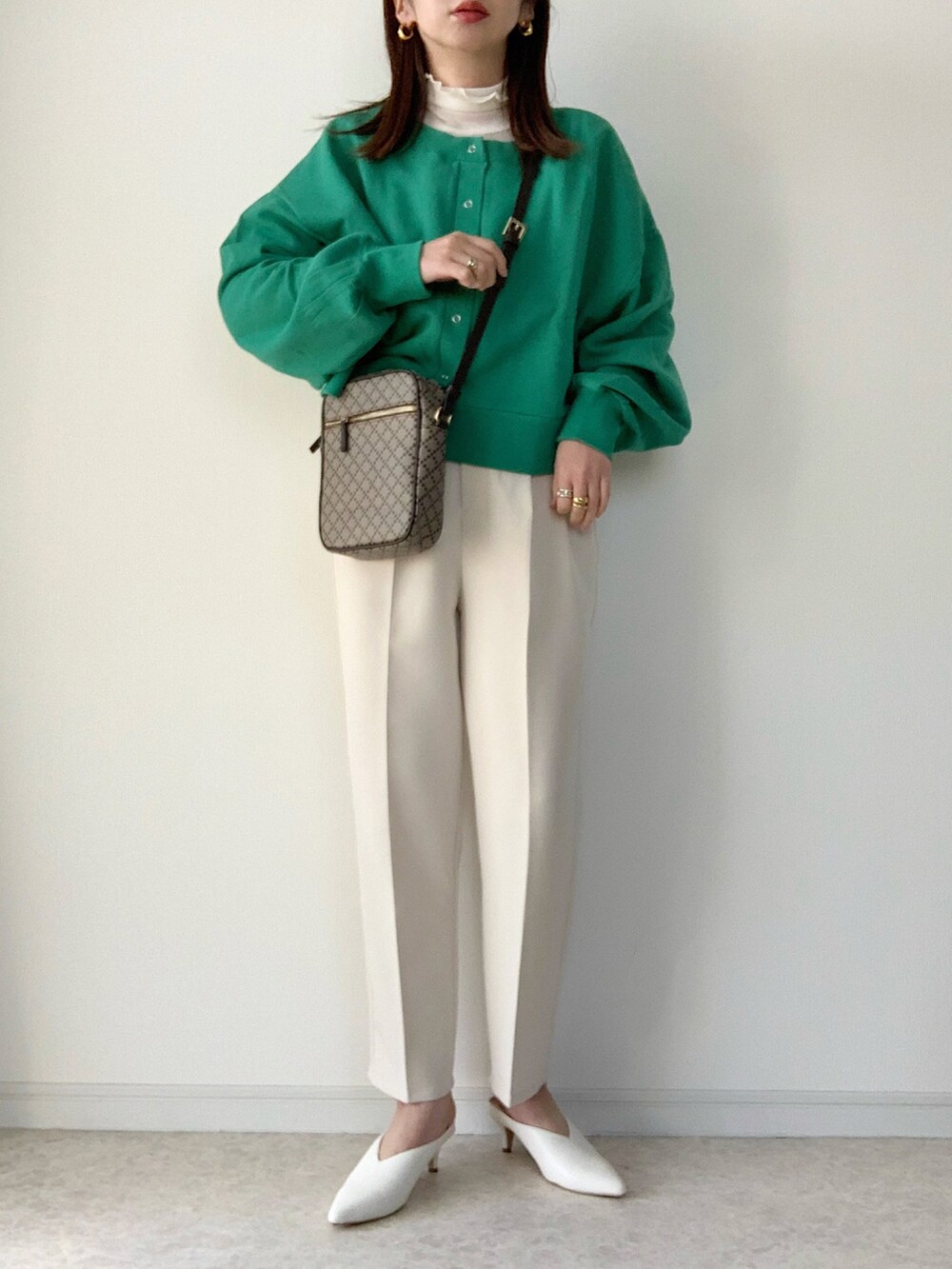 ホワイト系のTシャツ/カットソー、グレー系のワンピース、ブラック系のローファーを着用したレディースの春コーディネートの5枚目の写真