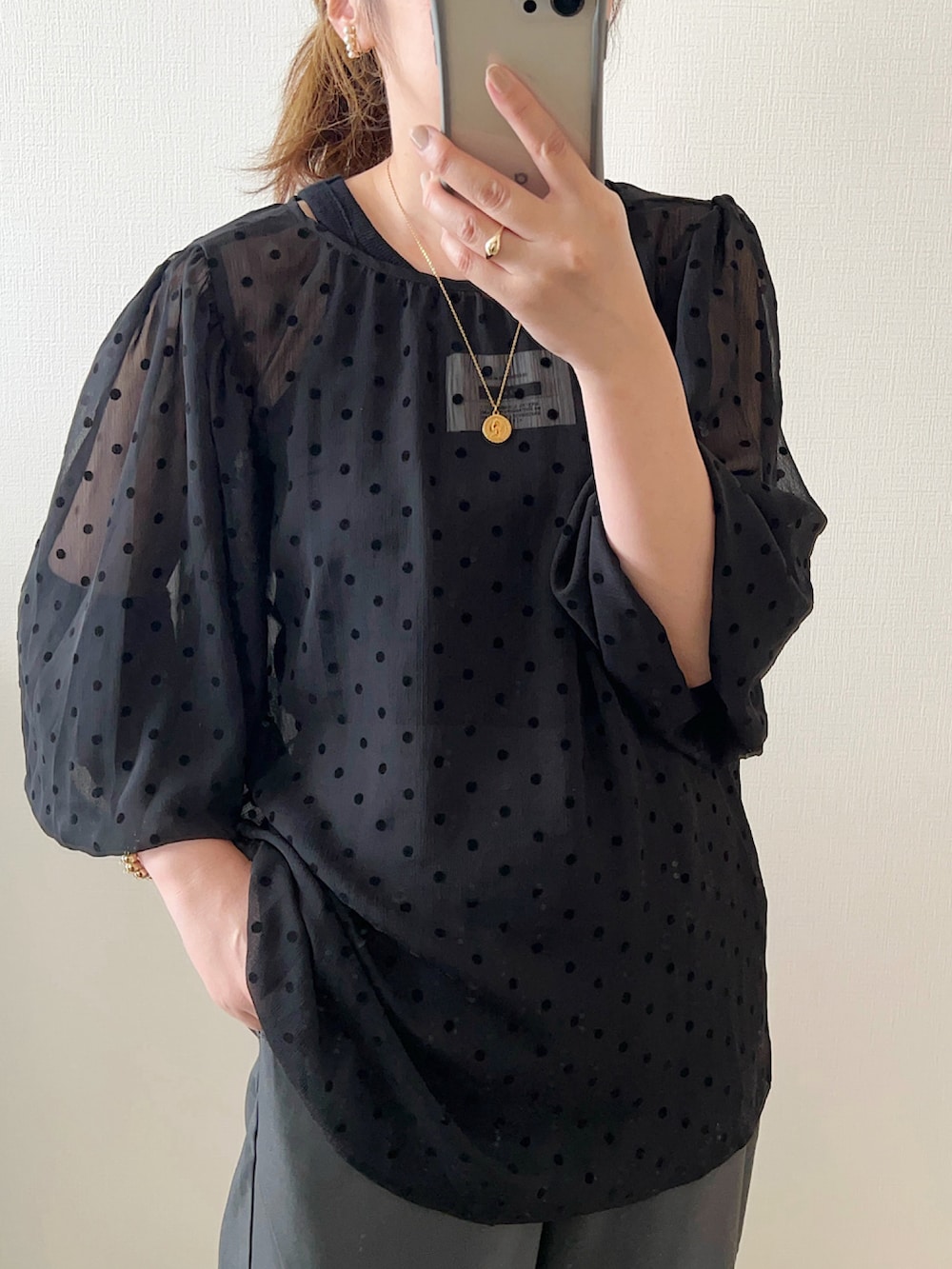 「夏コーデ、レイヤードスタイル、カーブパンツ、ドットブラウス、Re:EDIT、PR、きれいめカジュアル、初夏コーデ」｜「Re:EDITの[神山まりあさん着用]2WAY無地orフロッキードット柄シアー楊柳ボリュームスリーブブラウス（シャツ/ブラウス、ブラック系）」を使った、maiko さん（骨格ウェーブ・レディース・159cm）の夏コーディネートの4枚目の写真